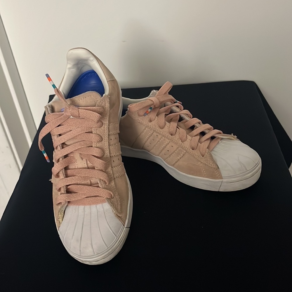 Adidas Original Stylish Peach and White Sneakers - Picture 2 of 4